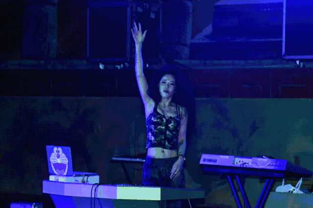 白天轮番上映 各种音乐盛宴 夜间则是比基尼美女们 热辣的风情舞蹈