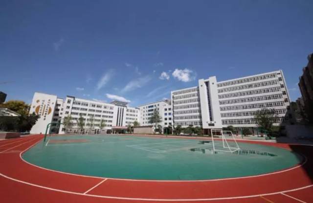 十堰市第学是十堰市最大的一所完全中学,学校先后荣膺