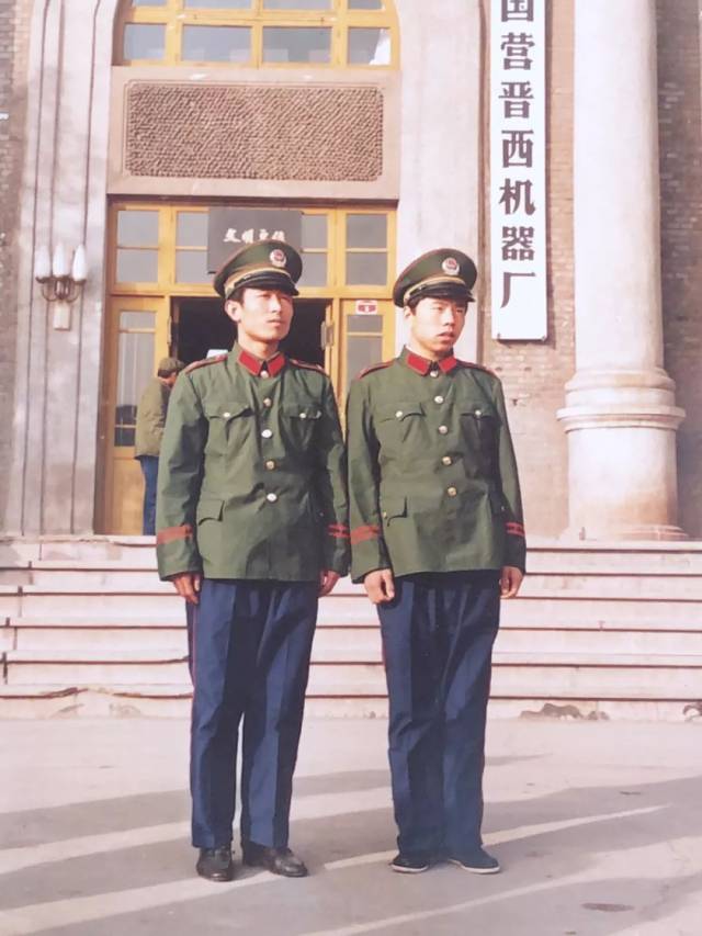 四十年前消防兵穿什么?用张润全的话说,那时的制服是"上黄下蓝".