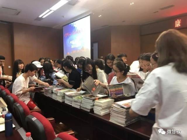 《贡嘎山》杂志火爆四川民族学院,民院学生狂