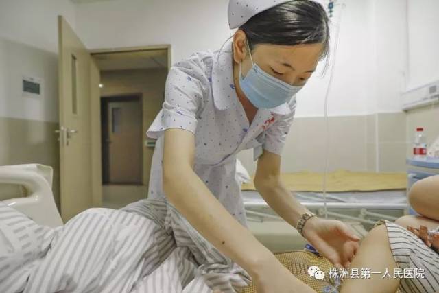 查房中发现不足之处有:一是部分科室医生办公室卫生要整改,医生,护士