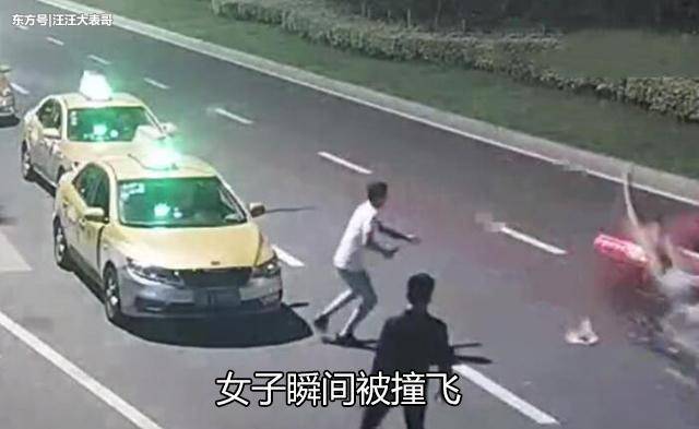 情侣跑到马路中央吵架女子瞬间被撞飞监控看得惊出一身冷汗