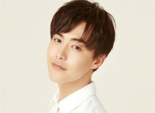 易烊千玺留胡子,蔡徐坤涂口红,鹿晗烟熏妆,谁最