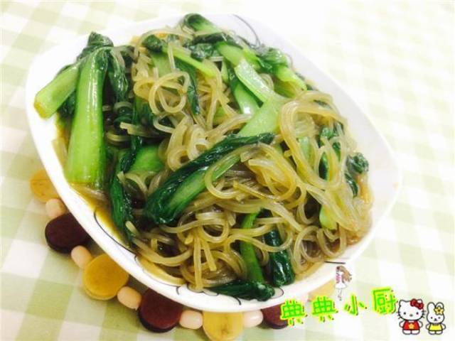 吃不上正宗的东北菜:粉条炖白菜,那就自己做个青菜炒粉丝吧!