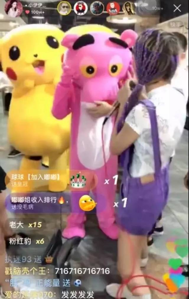 现场跳起了牌家成名作《八步摇》,中途还踢了下小伊伊