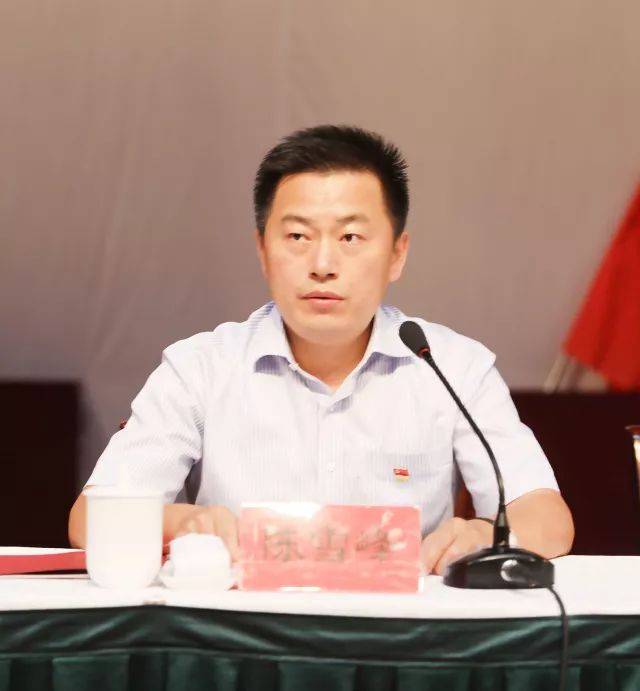 镇党委书记陈雪峰代表镇党委,向受到表彰的先进集体和个人,表示热烈