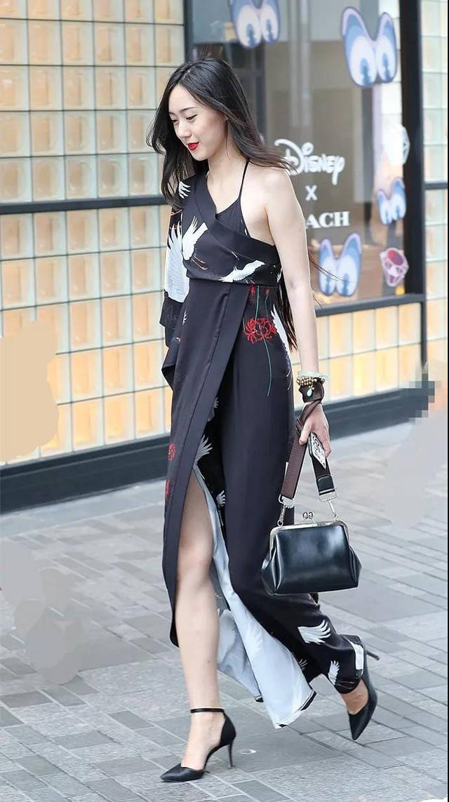 第一是美女必须瘦;第二是美女身材要扁平;第三是骨骼要有雕塑感和