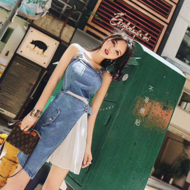 8090后女人如何保持少女感? 试试软萌减龄的背带裙