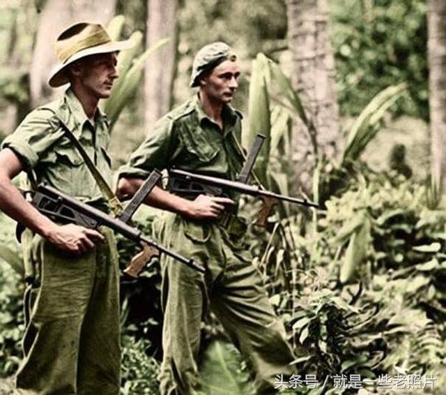 1945年4月丛林中巡逻的澳大利亚士兵.