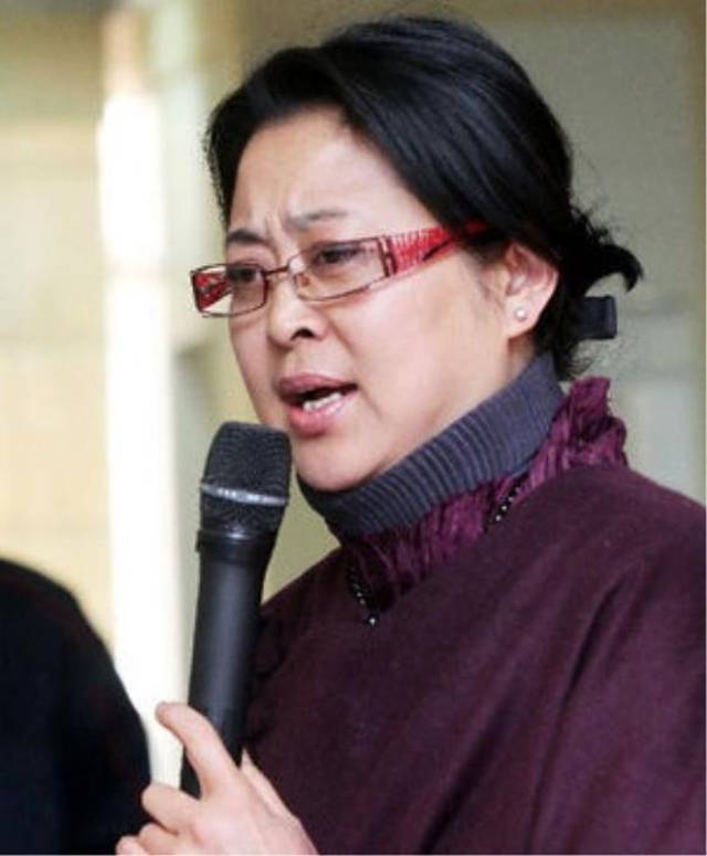 59岁倪萍略显老态,曾与陈凯歌相恋,有过四位前任,如今恩爱幸福