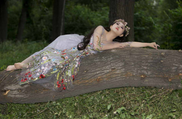 美女摄影:林中睡美人