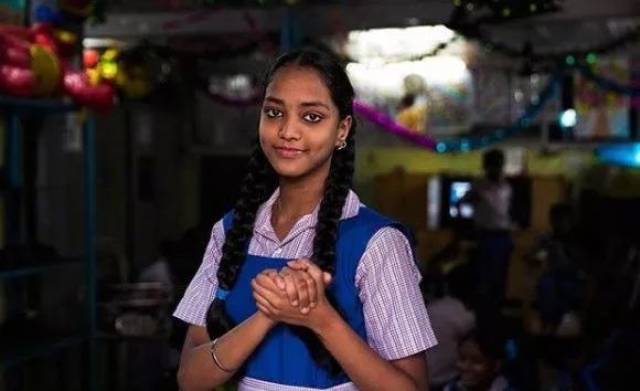 孟买,印度 图中的女孩耳聋,她比了一个印度手语中"友谊"的手势.