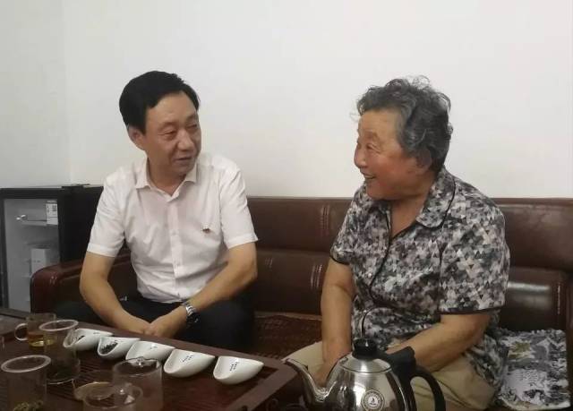 县委书记许水兆看望优秀共产党员张淑珍