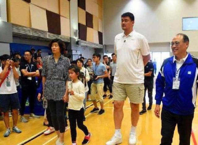 姚明女儿身高失控,已经到妈妈胸部了,网友:找男朋友都