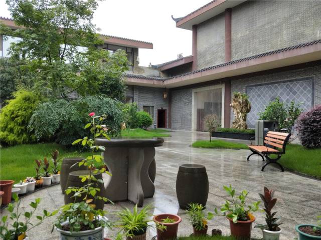 整个五福堂建筑类似北方的四合院布局,中庭面积比较大,平日里可以散