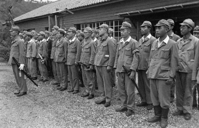 二战老照片: 日本鬼子向美军投降 乖乖交出指挥刀