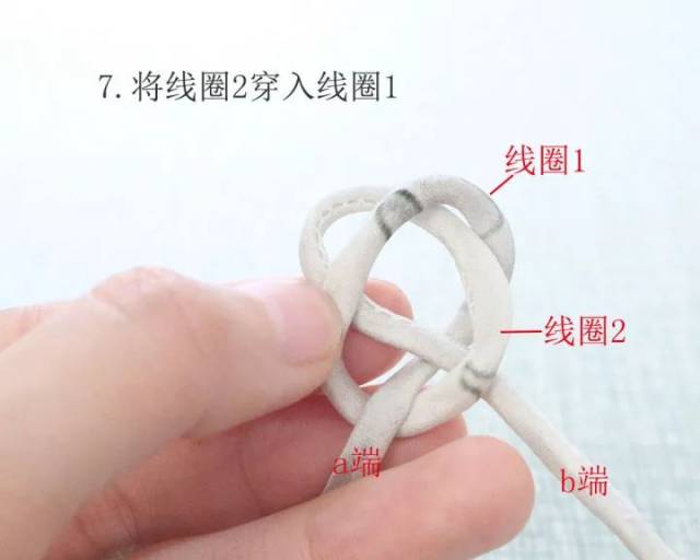精致的盘扣一定是喜欢旗袍的人都爱不释手的珍藏之物,那么小小一粒盘扣是怎么盘制出来的?看似复杂的盘扣的编法里又有什么小窍门呢?下面请跟小编一起来看看盘扣的编法图解,手把手教你制作盘扣。 盘扣制作图解步骤 1 面料斜丝45度方向裁剪,斜条长度大于50cm,宽度约为3.5c 2 缝合斜条,约0.