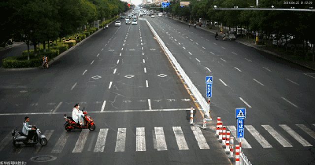 临河新华街上步道桩故障险酿事故过路女侠该出手时就出手