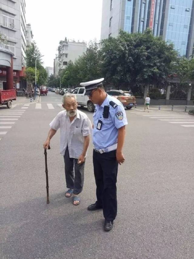 江安"最帅交警"扶老人过马路,获路人点赞!