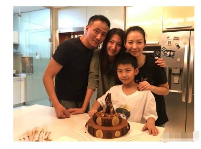 低调了十几年,胡军家庭背景大曝光,网友:难怪人人都说