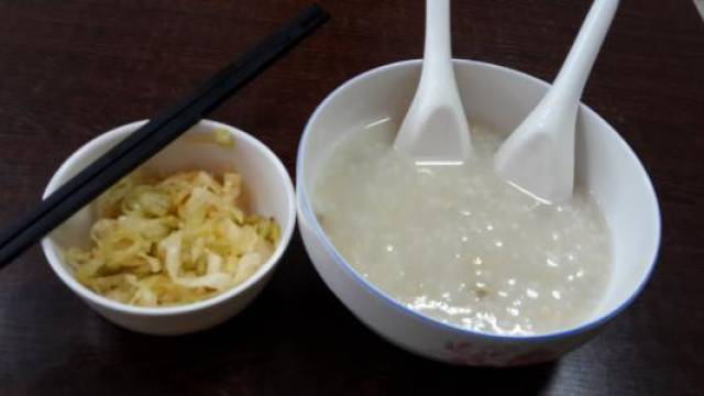 早饭喝粥吃咸菜是很多老人吃了大半辈子的习惯,就算不吃咸菜也得吃点