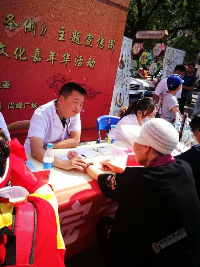 省名中医,市中医院副院长王永利在为市民义诊