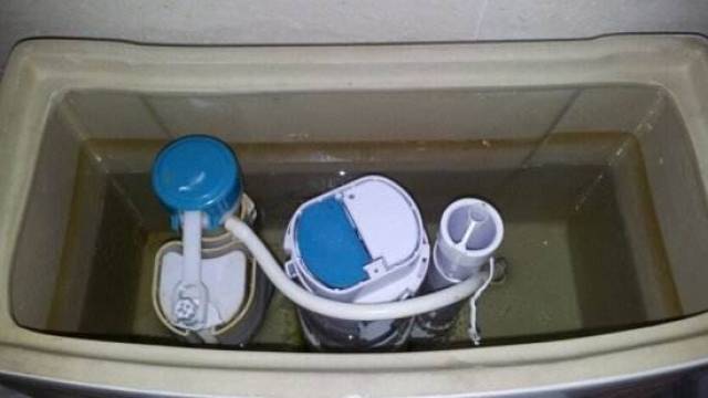 排水阀故障导致的马桶水箱漏水 马桶的排水阀主要掌管马桶水箱的水