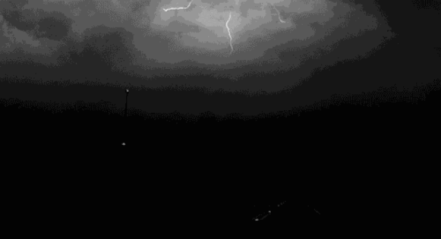 伴随着电闪雷鸣, 我市多地下起倾盆大雨.