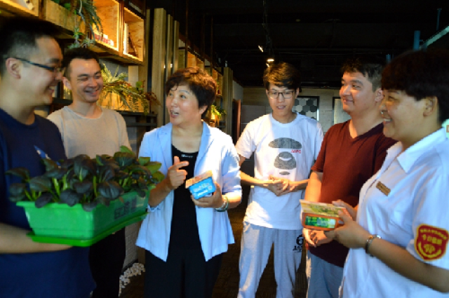 河北邯郸大学生创业者将迷你蔬菜销往美国
