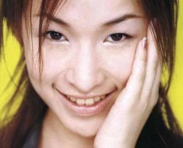 萧亚轩整容前 但后来一代天后也去做了欧式双眼皮,垫高了鼻子,结果
