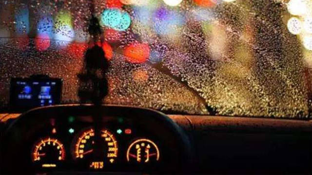 一些司机认为雨天行车打双闪是为了安全,可以让后车司机判断与自己