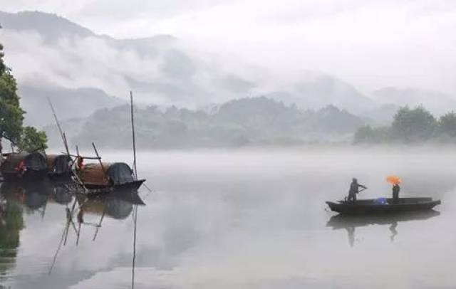 那河边浣衣的妇女,那船头驻足的姑娘,都深深地融入这幅画卷之中.