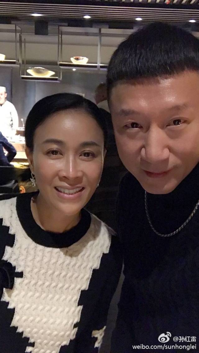 孙红雷晒与那英合照,与妻秀恩爱,替他下跪的女人落魄漂泊