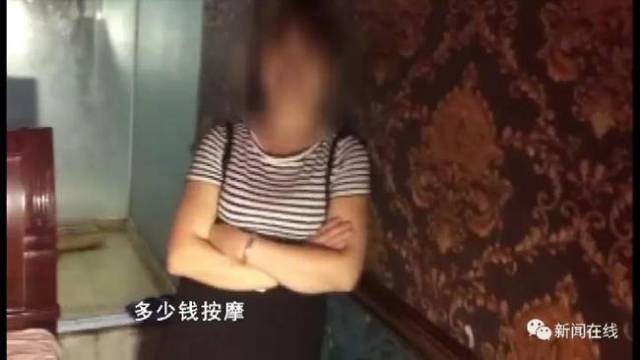 警方深夜扫黄抓获13人 女子衣着暴露现场不堪入目