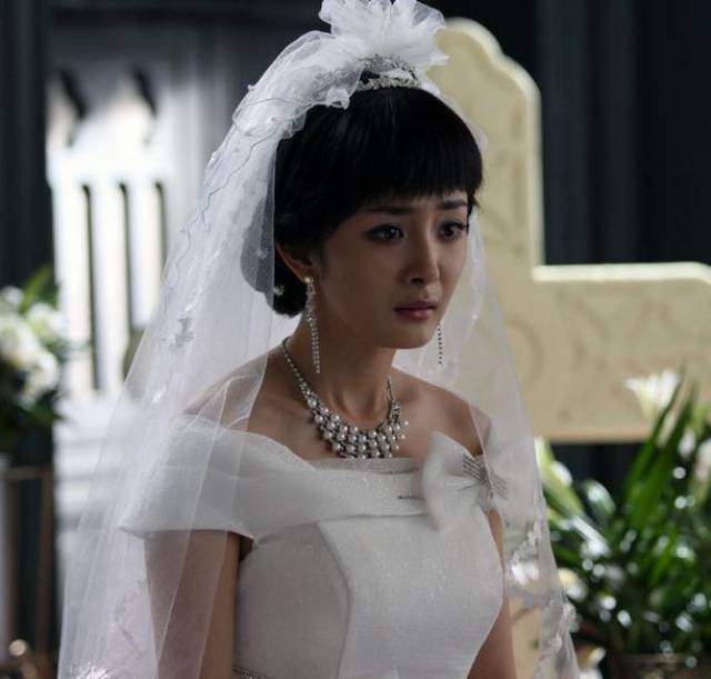 郑爽在《偏偏喜欢你》中的婚纱造型很别致,尤其是美美的头饰.