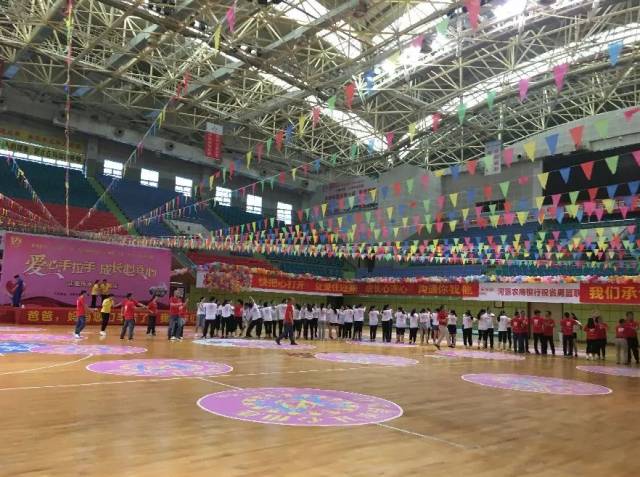 河源体育馆"爱心手拉手 成长心连心"大型公益活动