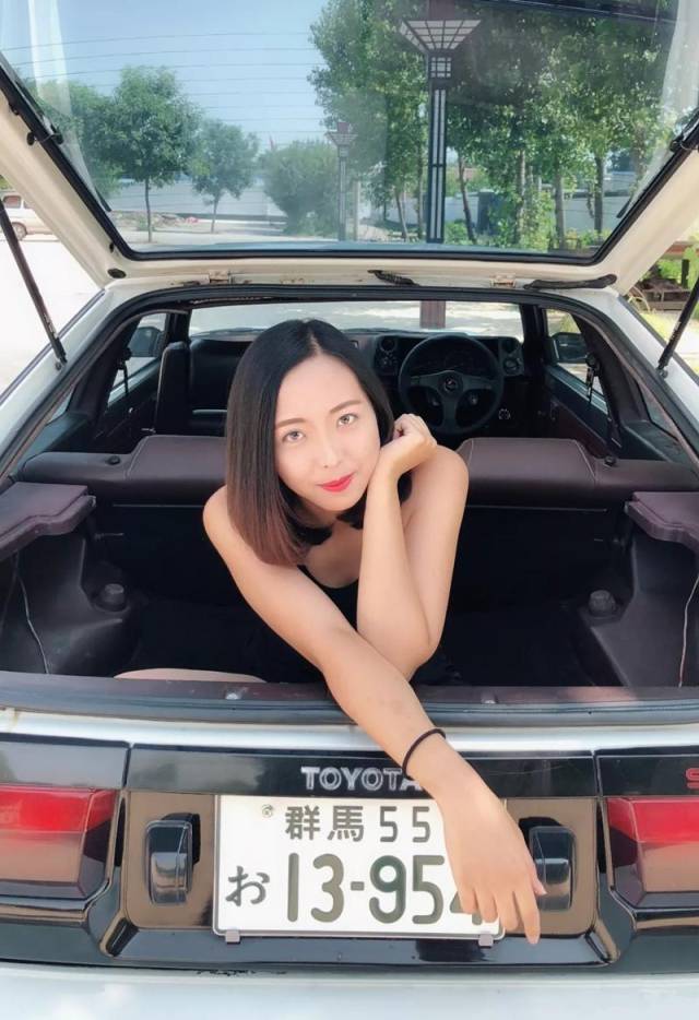 老婆不仅支持自己购买ae86,还变身"上原美佳"来客串车模!