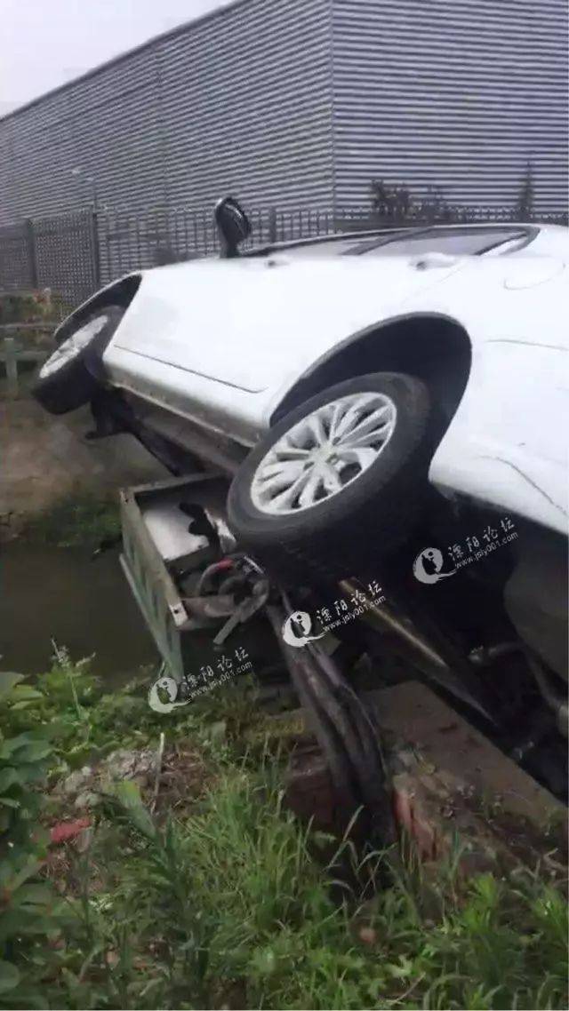 溧阳埭头一车祸酷似好莱坞大片,轿车悬挂空中◇溧阳一老人倒地路人却