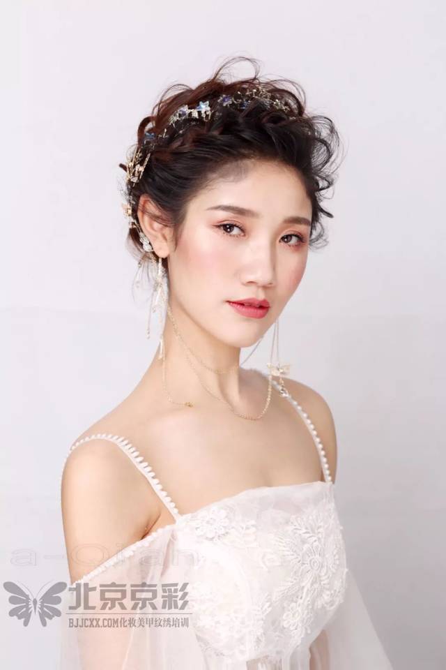 2018学会这款经典的韩式新娘发型,想不美都很