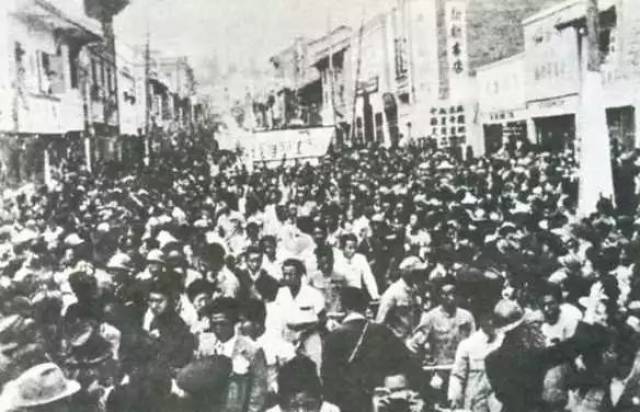 (昆明学生三万余人举行示威游行,抗议国民党的暴行.