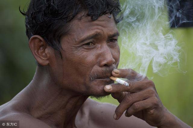 累了一天的工人在抽烟 香烟帮助男人工作更专注,抽支烟也使男人头脑