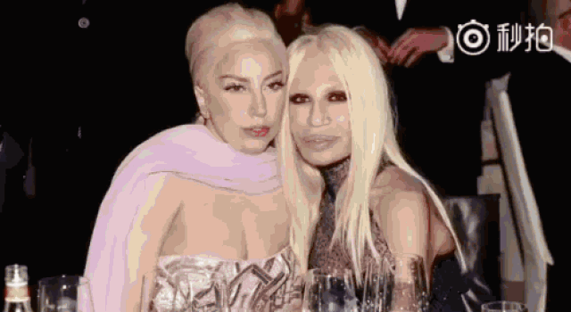 百忙之中,lady gaga还为 cnn style 特别推出的 donatella versace