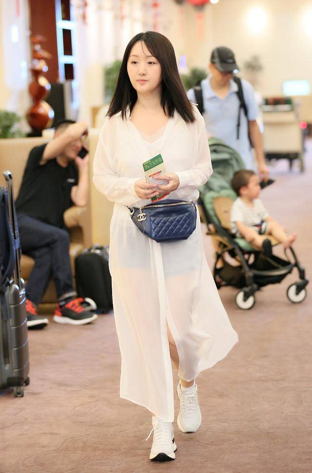 47岁杨钰莹好嫩,穿一件白色长裙美回少女,网友:只有27岁吧!