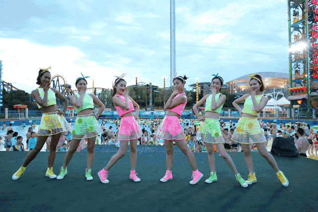 性感热辣的长腿俄罗斯美女, 漫天飞舞的冰雪泡沫, 美轮美奂的水雾