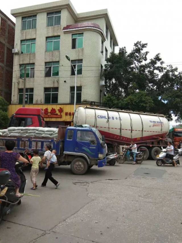 龙南三条龙路口发生交通事故,一电动车报废.