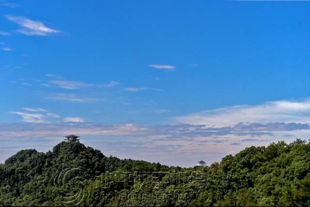 (歌乐山下 摄:曹秀芝 天空澄碧,纤云不染,远山含黛,和风送暖 瓦蓝