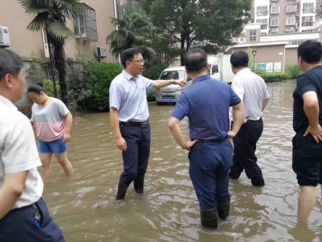 泰州暴雨下的众生相,一场暴雨,一股暖流.