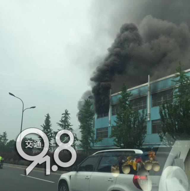 「东青火灾」【注意】大江东一工厂发生火灾！火势凶猛，黑烟滚滚！