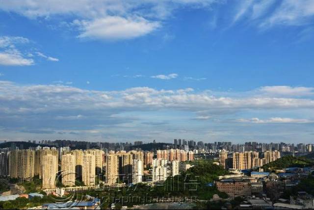 (歌乐山下 摄:曹秀芝 天空澄碧,纤云不染,远山含黛,和风送暖 瓦蓝