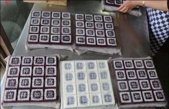 梅柏桥是梁弄大糕的第四代传人,其制作技艺已被列入余姚市非物质文化